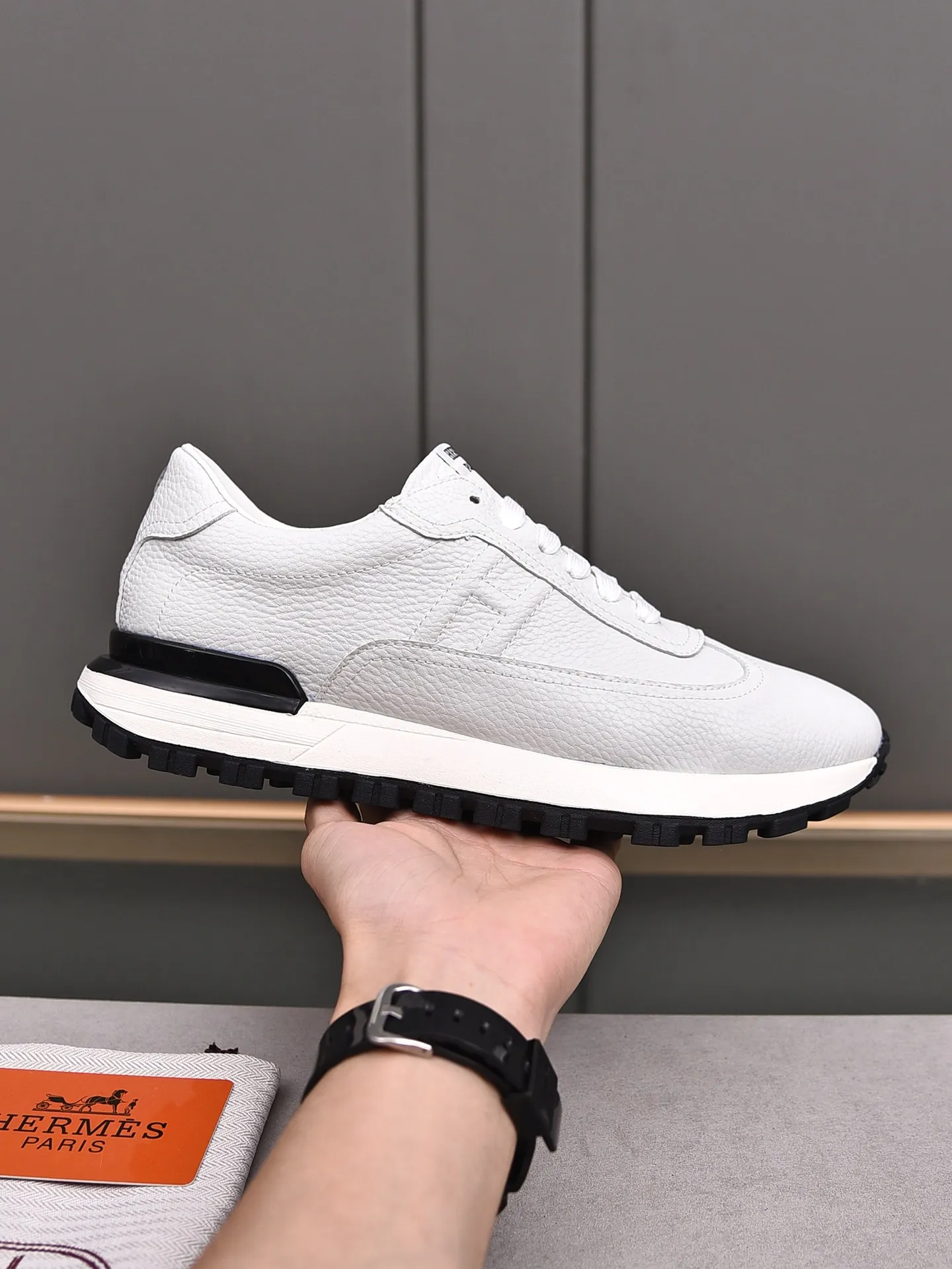 📛📛📛PPP440 (Hermes)🆕Men's color-blocked sneakers with textured calfskin details. Spliced ​​with original cowhide, this shoe draws inspiration from the equestrian world, integrating technical details and practical functions. Breathable sheep lining, original combination outsole, high-end quality, and every detail is perfectly combined! Size: 38-44 (45 can be customized)